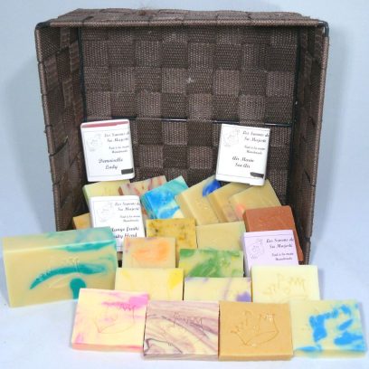 Calendrier de l'avent savons artisanaux dans un panier tressé coloré